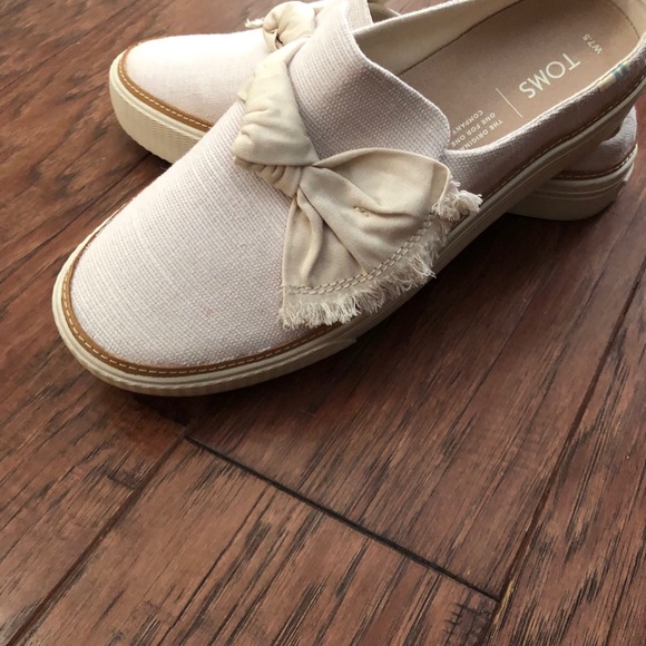 TOMS Slip on loafers size 7.5. Excellent Condition - Picture 2 of 9
